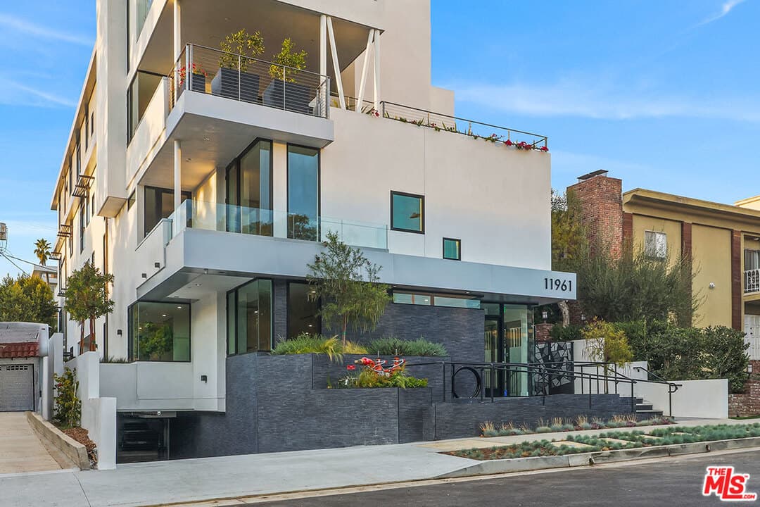 11961 Dorothy St — HDR Windows development project